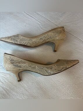 NWT Adrianna Papell Women's Cream Lace Lois Pumps, Size 8.5